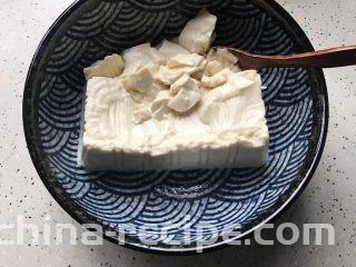 菌菇豆腐羹,豆腐倒出来放入碗内，碎了也没有关系