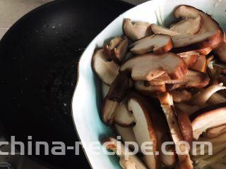 菌菇豆腐羹,待锅内油七分热时，下菌菇