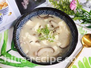 菌菇豆腐羹,非常鲜美，今天忘记买小葱了，不然应该放一点葱花，今天只能用苦菊装饰一下😄