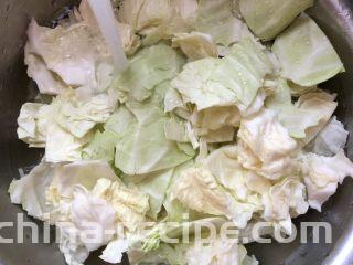 腊肉手撕包菜,用手撕碎，冲洗干净，沥干水份