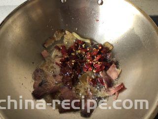 腊肉手撕包菜,放入花椒辣椒，豆瓣酱，炒匀