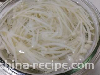 黄瓜凉拌金针菇,捞出过凉水。