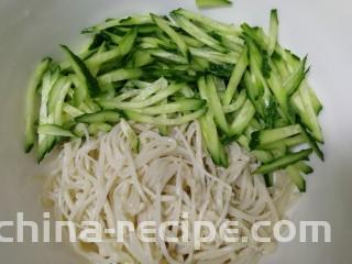 黄瓜凉拌金针菇,黄瓜洗干净，切细条，放入大碗里。