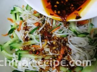黄瓜凉拌金针菇,把拌匀的料汁浇在金针菇和黄瓜丝上。