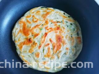 酱香饼,手抓饼提前煎至两面金黄，