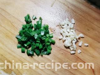 奥尔良鸡翅,葱蒜切碎。
