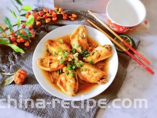 奥尔良鸡翅,将剩下的葱碎趁热撒上，即食。