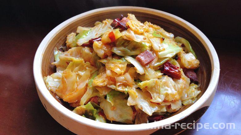 The method of tearing cabbage with preserved meat by hand
