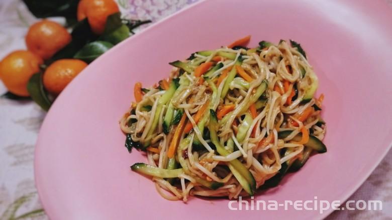 Method for making cucumber cold mixed with enoki mushrooms