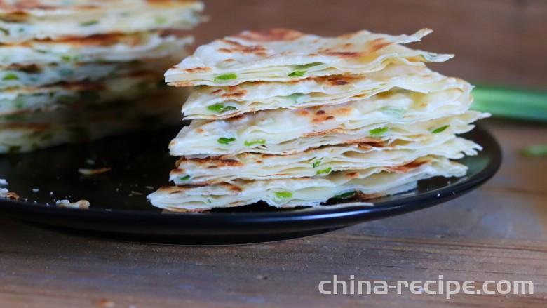 The recipe for making scallion flavored pastry with dumpling skin