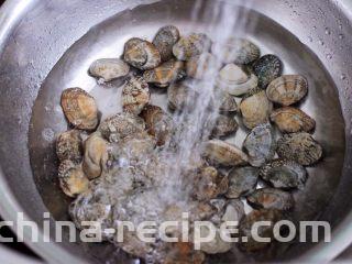 丝瓜花蛤炖豆腐,花蛤提前用淡盐水浸泡吐沙后，用清水反复冲洗干净。