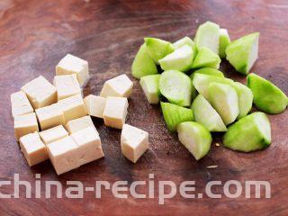丝瓜花蛤炖豆腐,丝瓜去皮后切成滚刀块，豆腐切小方块。