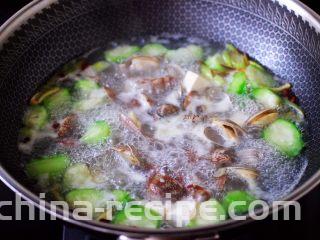 丝瓜花蛤炖豆腐,看见所有的花蛤开口以后。