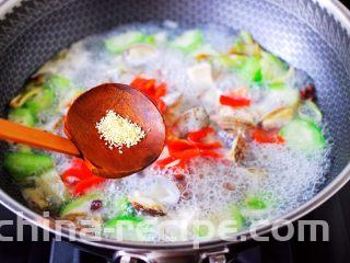 丝瓜花蛤炖豆腐,这个时候加入鸡精。