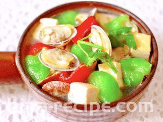 丝瓜花蛤炖豆腐,鲜美无比又营养丰富的丝瓜花蛤炖豆腐就出锅咯。
