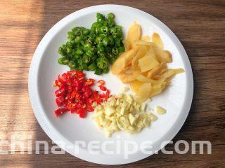 香辣牛蛙,泡姜冲洗一下切片，青辣椒和小米辣清洗干净切成圈圈，蒜头去皮洗净切蒜末。