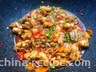 香辣牛蛙,焖好以后，加入青辣椒和小米辣翻炒至断生，加入少许鸡精，再加入少许白糖提鲜，然后开大火收汁，收好汁即可出锅。