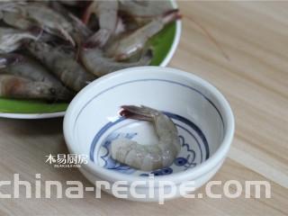 蝴蝶虾,将虾去头，去壳。虾壳不要完全去掉，留下最后一节虾尾壳和虾尾。