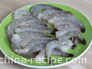 蝴蝶虾,所有虾都处理好后，撒入适量胡椒粉和食盐，腌制半小时，备用。