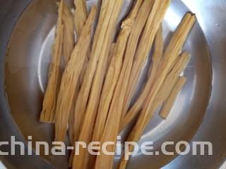 红烧鸡腿焖腐竹,腐竹提前用温水泡发
