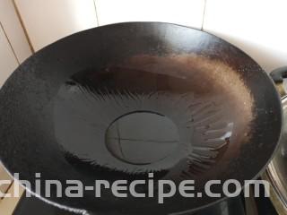 红烧鸡腿焖腐竹,热油锅