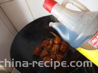 红烧鸡腿焖腐竹,加生抽