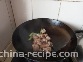 红烧鸡腿焖腐竹,放入鸡块煸炒