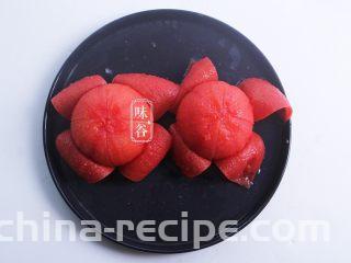 番茄牛肉煲,然后放到锅里加水煮开，煮开后把皮剥掉；