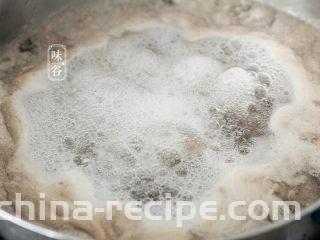 番茄牛肉煲,牛腱肉切小块，锅内放入姜葱，倒入牛肉块煮开1分钟；