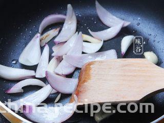番茄牛肉煲,锅内放油放入蒜瓣，洋葱稍炒一会；
