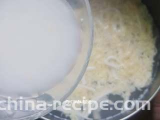 豆腐丝鸡蛋汤,鸡蛋凝固后，淋入水淀粉