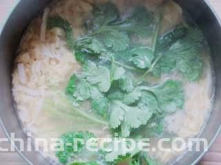 豆腐丝鸡蛋汤,撒少许香菜即可关火