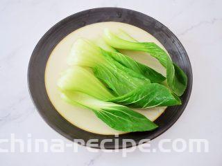 饺子皮油泼面,青菜洗净备用
