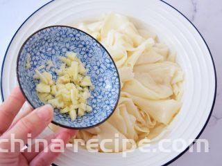饺子皮油泼面,加入蒜末