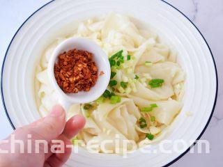 饺子皮油泼面,加入辣椒面