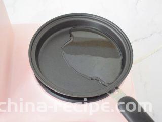 饺子皮油泼面,平底锅倒入适量的食用油烧热