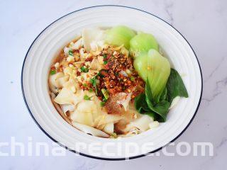 饺子皮油泼面,摆上青菜，拌匀即可食用