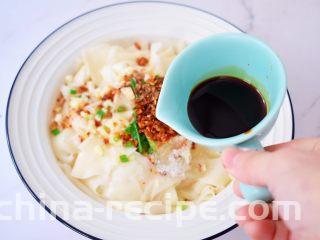 饺子皮油泼面,淋入陈醋