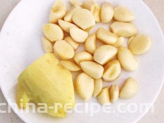 韩式辣白菜,大蒜和鲜姜削皮清洗干净