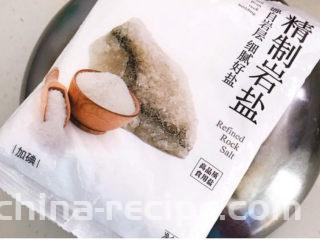 韩式辣白菜,准备精制岩盐（也可以用精盐或海盐）