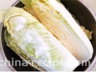韩式辣白菜,把盐撒匀后腌制6个小时左右