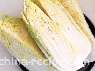 韩式辣白菜,把大白菜切成4块