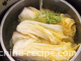 韩式辣白菜,把腌制好的白菜放入冷水冲洗干净