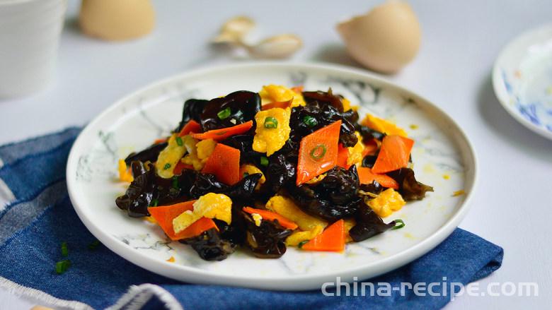 The method of stir frying eggs with carrot and fungus