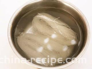 鲜虾粉丝煲,粉丝提前用温水浸泡一下。