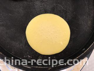 酸奶松饼,小火煎至定型，上面出现小气泡就可以翻面