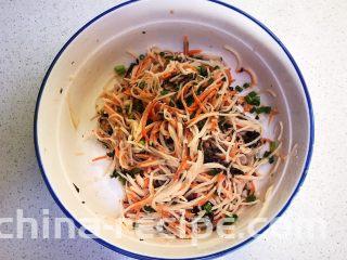 时蔬鹌鹑蛋早餐饼,调匀