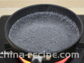 夏日小凉粉,将清水大火烧开，然后转中小火。