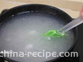 夏日小凉粉,搅拌至液体粘稠，且无颗粒的糊，然后边搅拌边煮1-2分钟，关火。