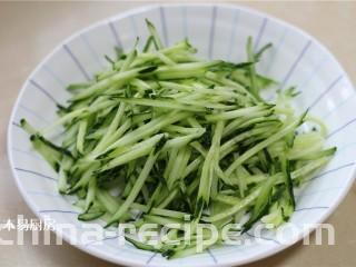 夏日小凉粉,半根黄瓜切成丝，备用。